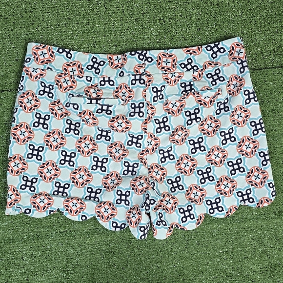 CROWN & IVY | SHELBY 97% COTTON BLEND SCALLOPED HEM GEO TILE SHORTS - Picture 8 of 16